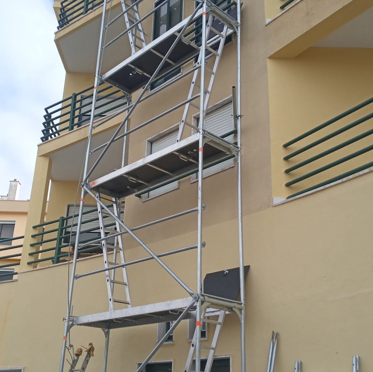 Andaimes Portugal Aluguer e Obras foto 2