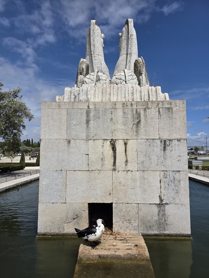 Escultura dos Cavalos Marinhos foto 4